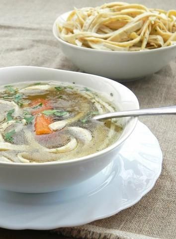 Rosół z makaronem naleśnikowym Rosół z makaronem naleśnikowym