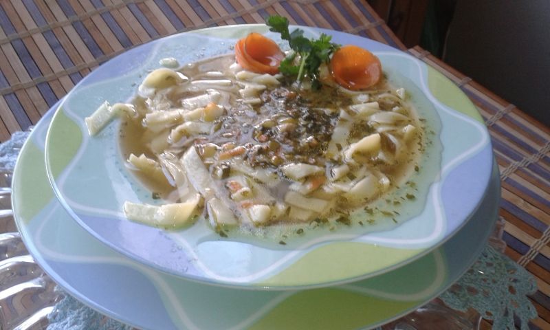 Rosół z makaronem wstążki i lubczykiem Rosół z makaronem wstążki i lubczykiem