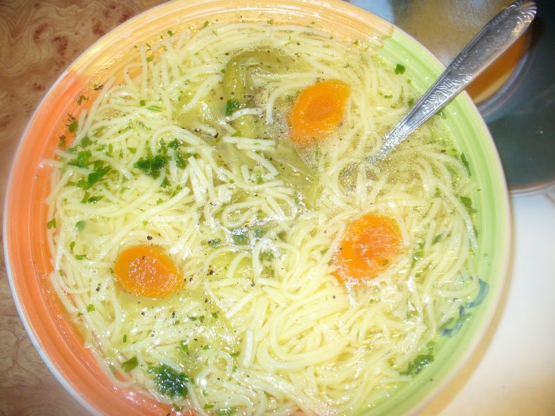 Rosół z makaronem z miesznych  dodatków mięs Rosół z makaronem z miesznych  dodatków mięs