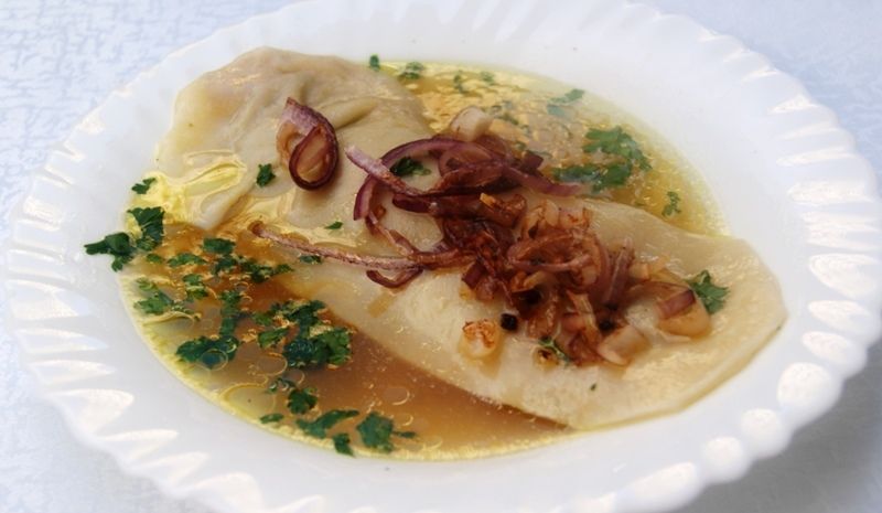 Rosół z mega pierogiem