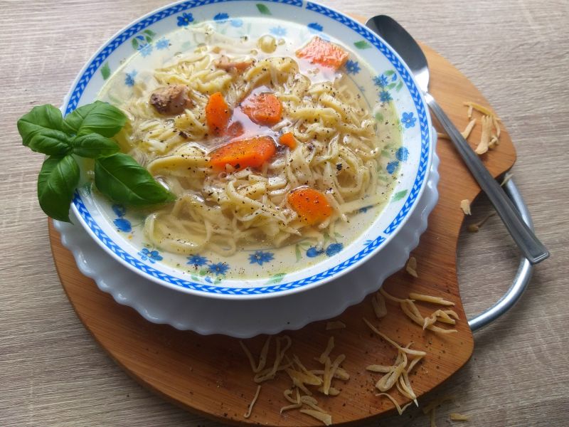 Rosół z mięs mieszanych i ze swojskim makaronem