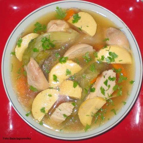 Rosół z ,, mleczkiem „ i sałatą lodową :