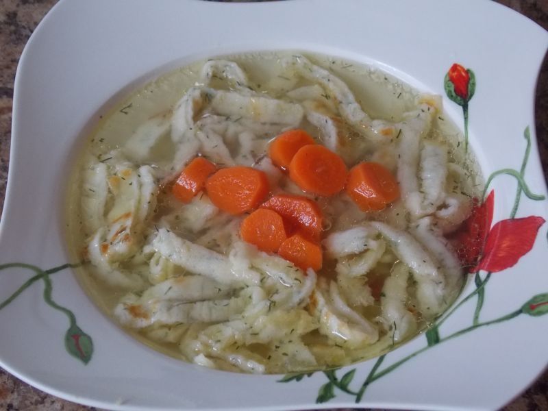 Rosół z naleśnikowym makaronem