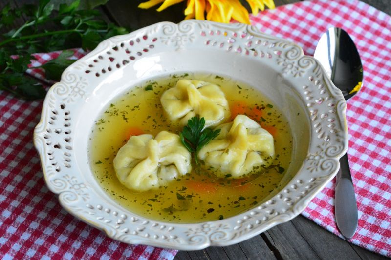 Rosół z pierożkami wonton z farszem z wątróbki