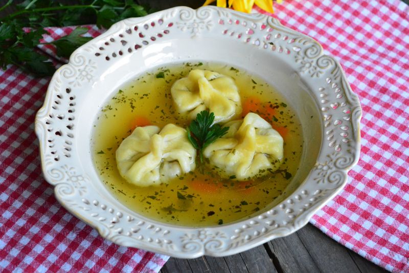 Rosół z pierożkami wonton z farszem z wątróbki