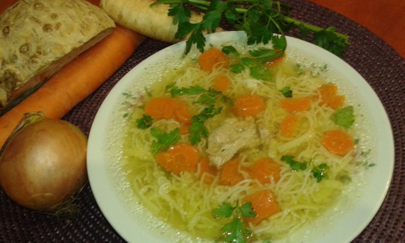 Rosół z podsmażaną cebulą