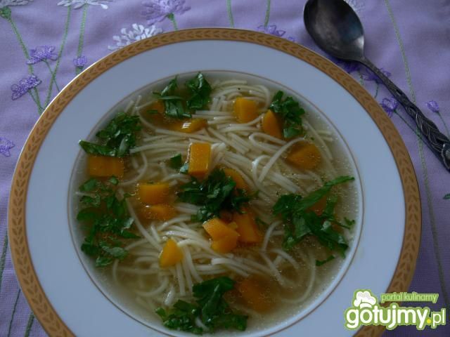 Rosół ze skrzydełek z młodymi warzywami