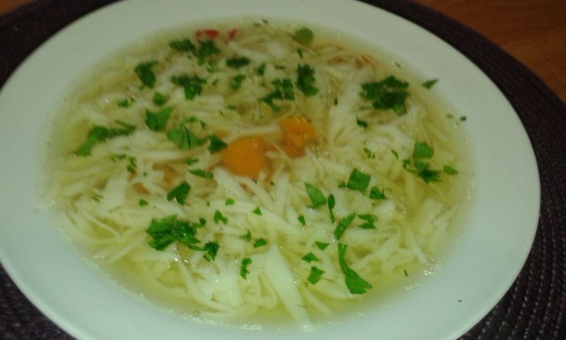 Rosół ze swojskim domowym makaronem