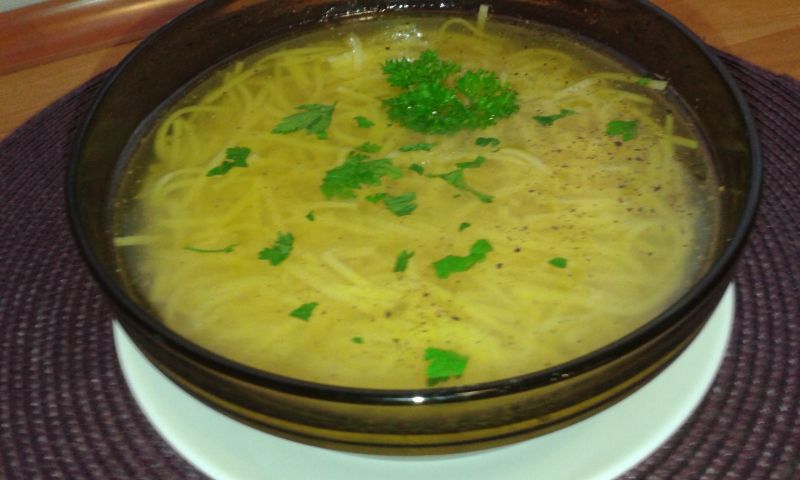 Rosołek z dodatkiem natki pietruszki i lubczyku