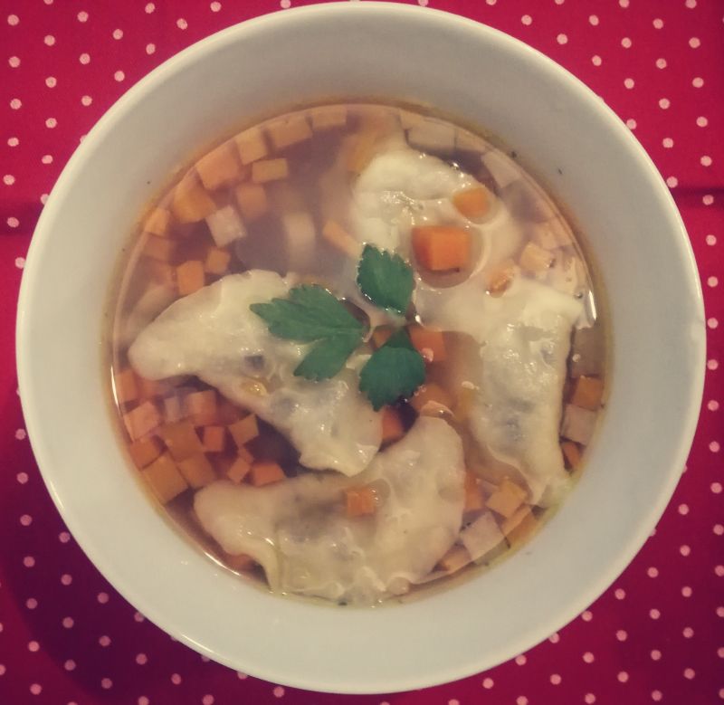 Rosołek z warzywami i mięsnymi pierożkami Rosołek z warzywami i mięsnymi pierożkami