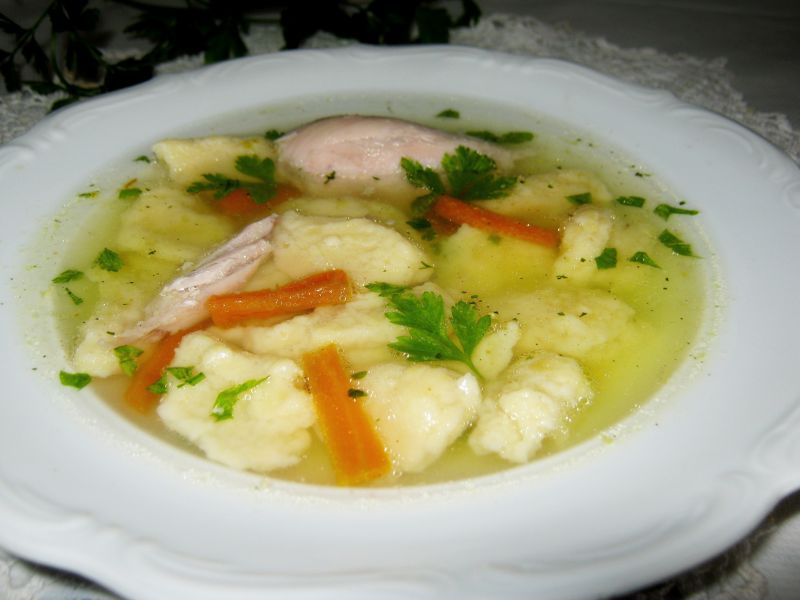 Rosołowa zupa z kładzionymi kluskami Rosołowa zupa z kładzionymi kluskami