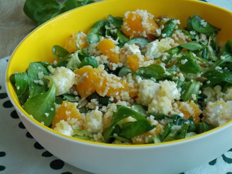 Roszponka z kaszą kuskus i pomarańczą Roszponka z kaszą kuskus i pomarańczą