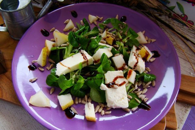 Roszponka z słonecznikiem , gruszką i mozzarellą  Roszponka z słonecznikiem , gruszką i mozzarellą