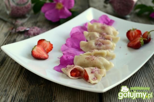 Różane pierogi z truskawkami
