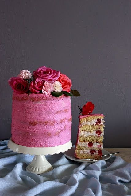 Różany tort z malinami