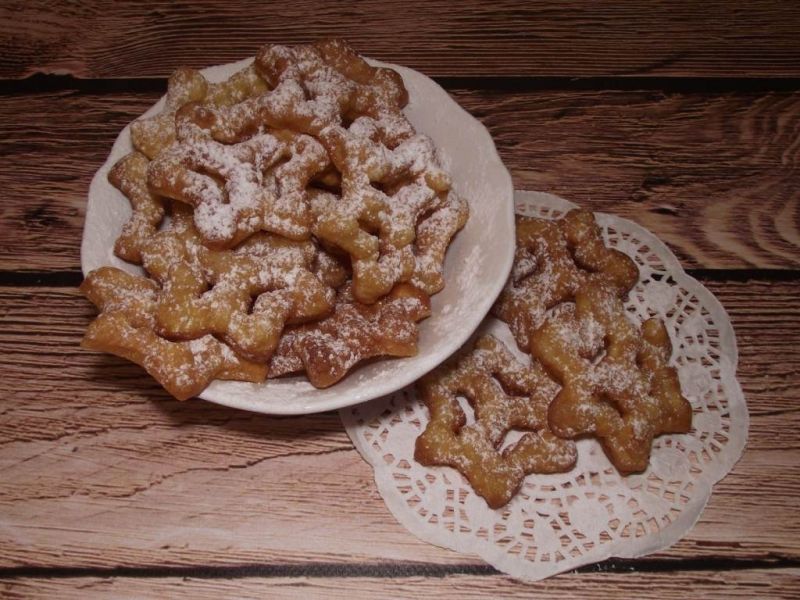 Rozetki z cukrem pudrem  Rozetki z cukrem pudrem