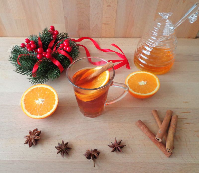 Rozgrzewająca herbata z goździkami i pomarańczą