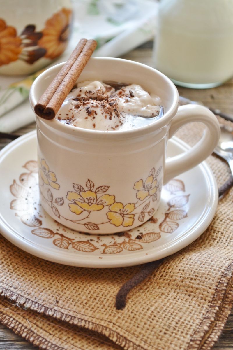 Rozgrzewająca kawa ze śmietanką dla dzieci