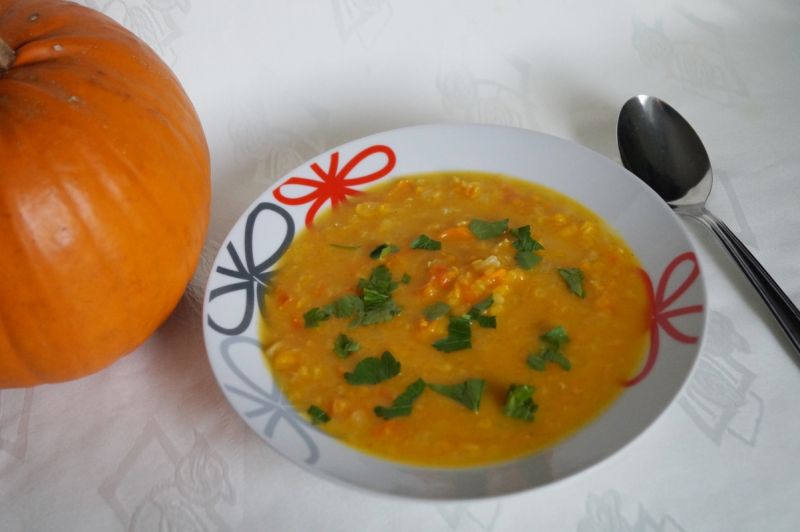 Rozgrzewająca zupa dyniowa z soczewicą