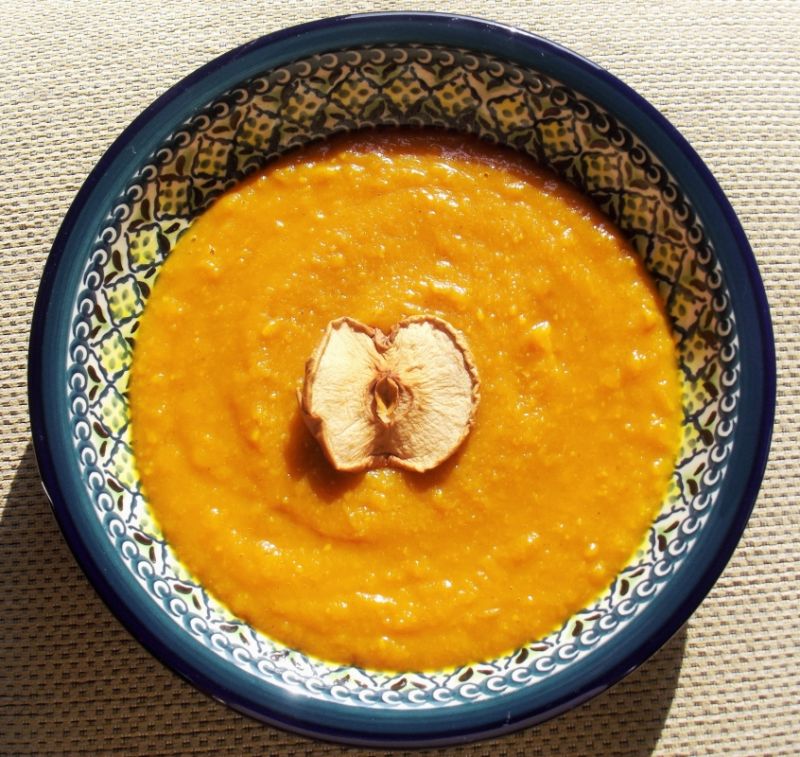 Rozgrzewająca zupa dyniowa z suszonymi jabłkami Rozgrzewająca zupa dyniowa z suszonymi jabłkami
