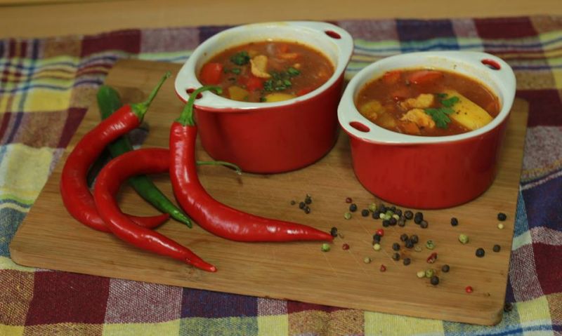 Rozgrzewająca zupa gulaszowo-paprykowa