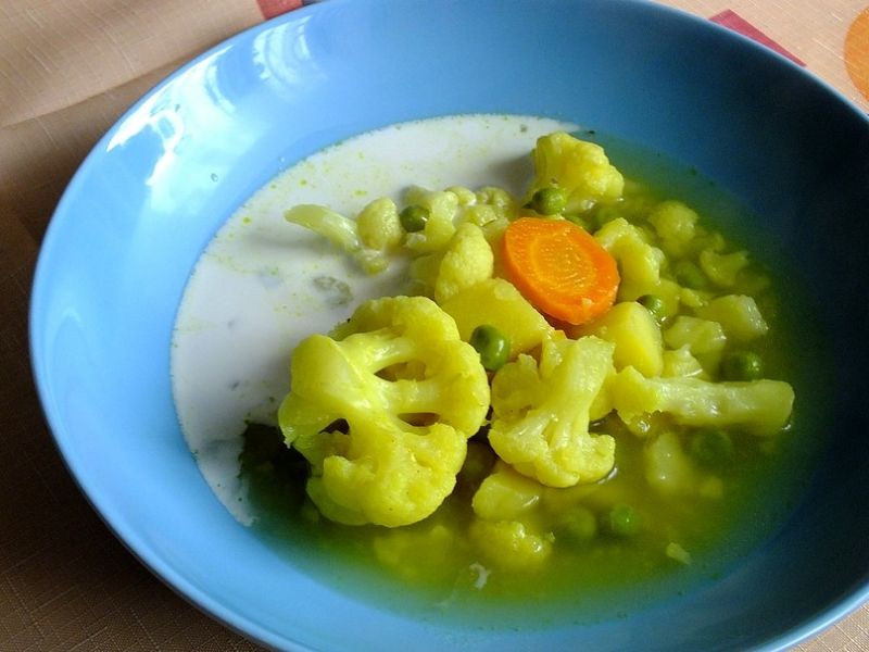 Rozgrzewająca zupa jarzynowa z kurkumą i curry Rozgrzewająca zupa jarzynowa z kurkumą i curry