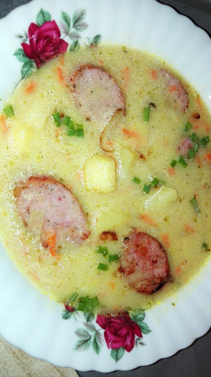 Rozgrzewająca zupa ziemniaczana z kiełbasą i chili Rozgrzewająca zupa ziemniaczana z kiełbasą i chili