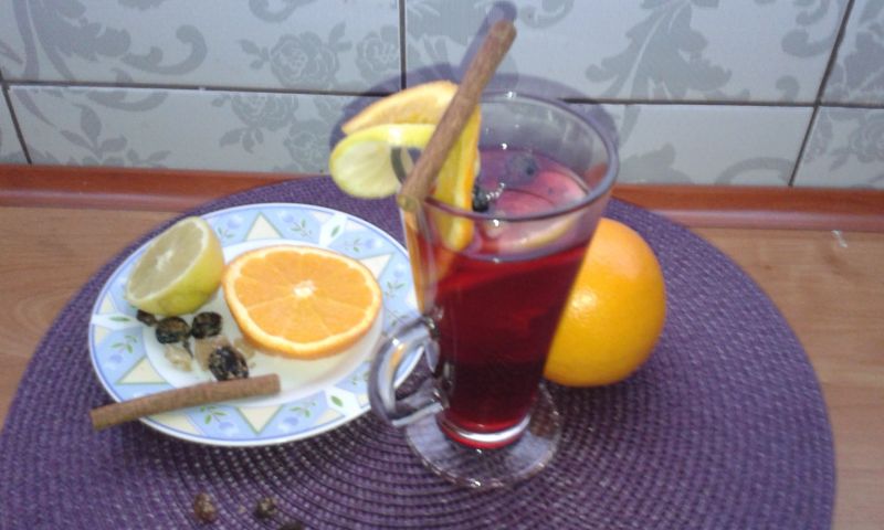 Rozgrzewające wino z owocami