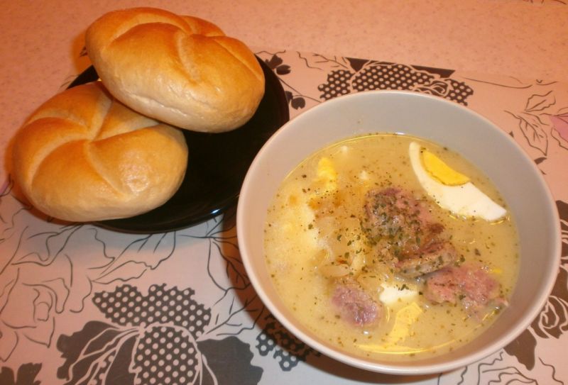 Rozgrzewający barszcz biały z tartym chrzanem