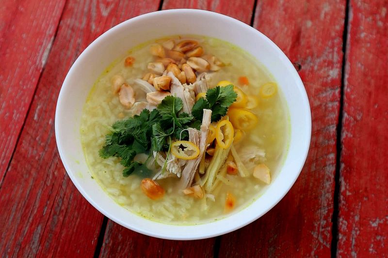 Rozgrzewający bulion imbirowy z ryżem, kurczakiem 