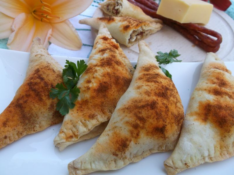 Rożki z kabanosem i serem żółtym Rożki z kabanosem i serem żółtym