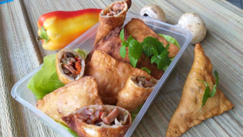 Rożki z warzywami i kiełbasą