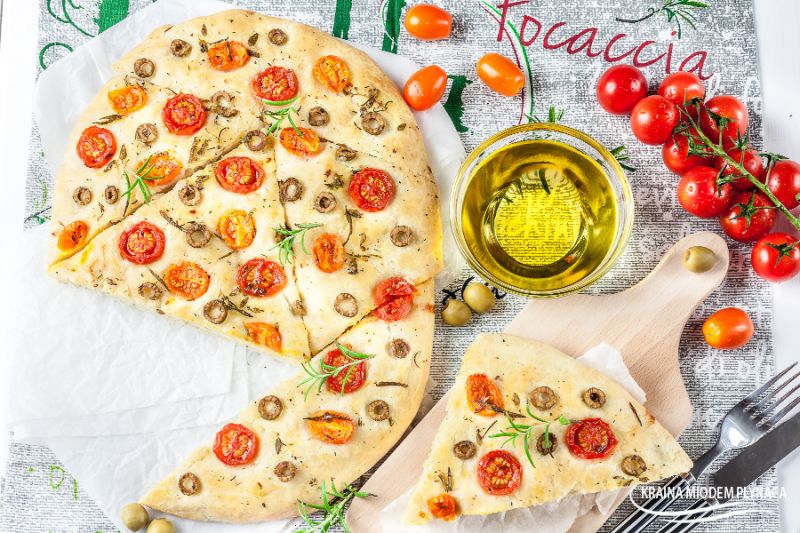Rozmarynowa focaccia z pomidorkami i oliwkami Rozmarynowa focaccia z pomidorkami i oliwkami