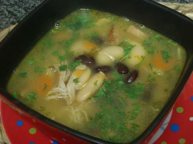 Różnokolorowa zupa fasolowa