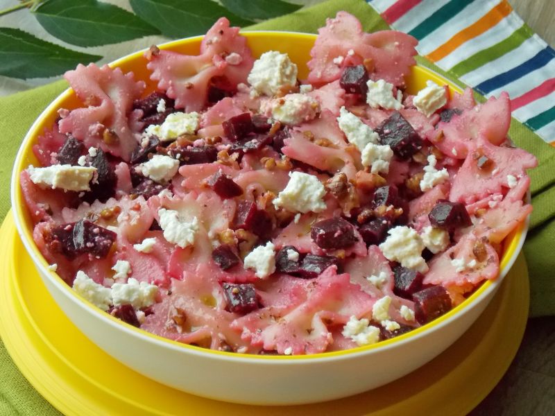 Różowa sałatka makaronowa z wędzonym twarogiem