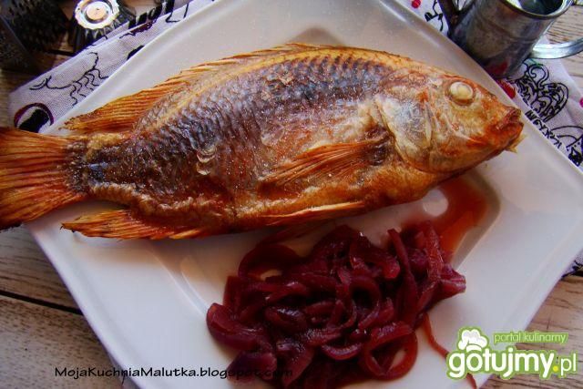 Różowa tilapia z duszoną czerwoną cebulą