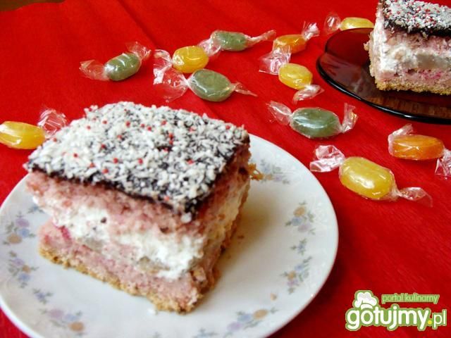 Różowe ciasto z gruszkami 