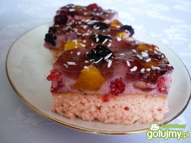 Różowe ciasto z owocami Różowe ciasto z owocami