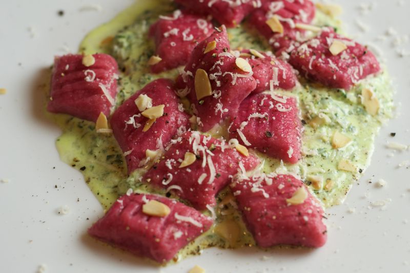 Różowe gnocchi z sosem szpinakowym