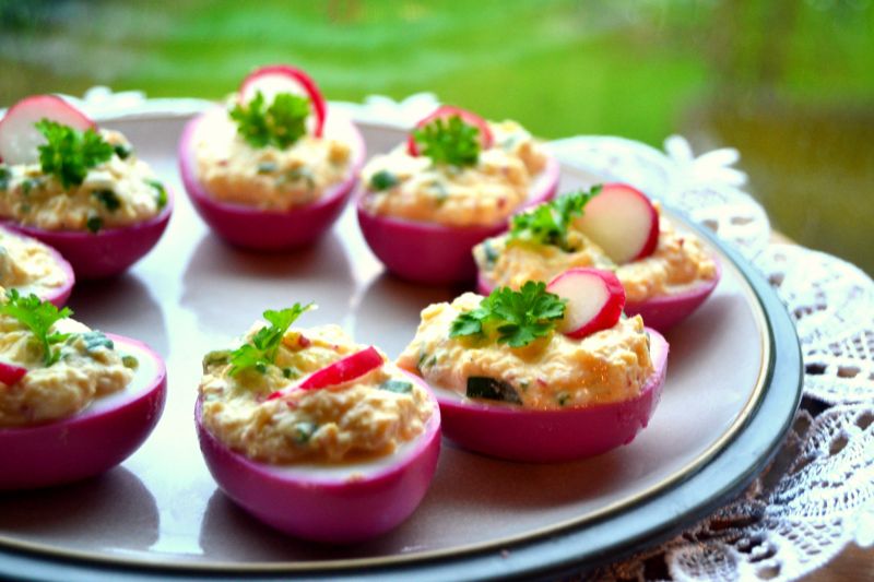 Różowe jajka faszerowane pastą z rzodkiewką