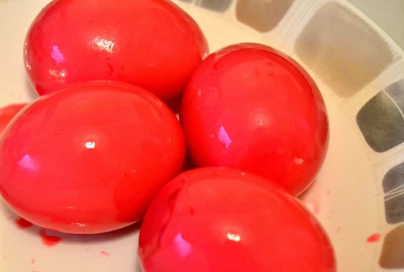 Różowe jajka faszerowane pastą z rzodkiewką