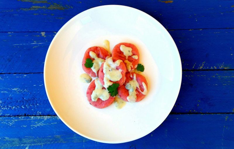 Różowe kluski ziemniaczane z sosem serowym Różowe kluski ziemniaczane z sosem serowym