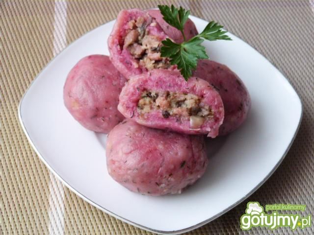 Różowe knedle z pieczarkami i kiełbasą