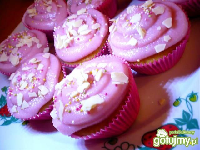 Różowe muffinki z konfiturą