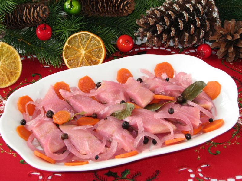 Różowe śledzie w słodkiej zalewie octowej Różowe śledzie w słodkiej zalewie octowej