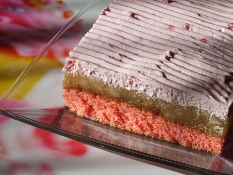 Różowy biszkopt z masą jabłkową 