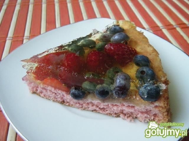 Różowy biszkopt z owocami i galaretką