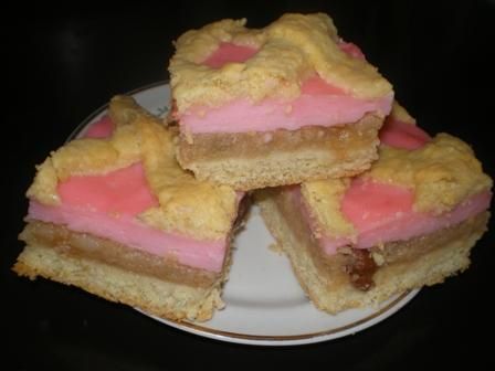 Różowy budyniowiec z jabłkami