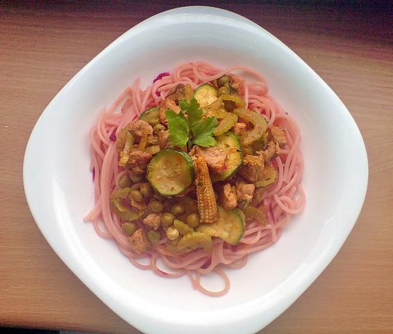 różowy makaron z dodatkami