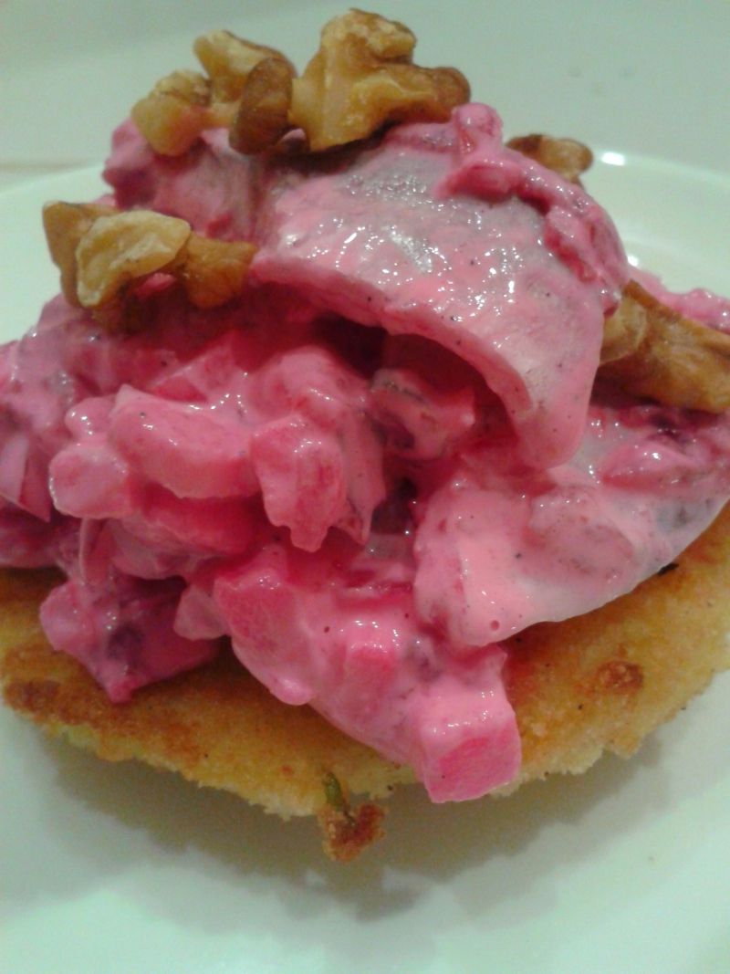 Różowy śledź na placuszkach ziemniaczanych